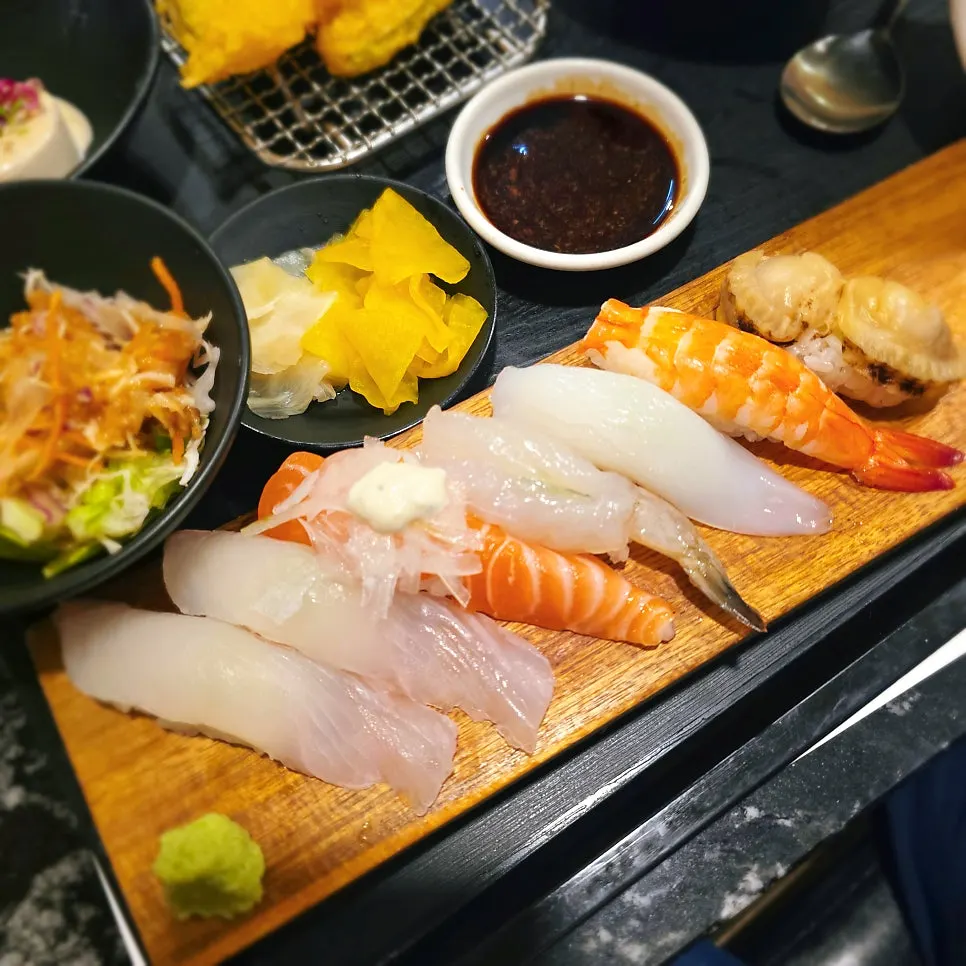 8 pieces of sushi included with the sashimi set