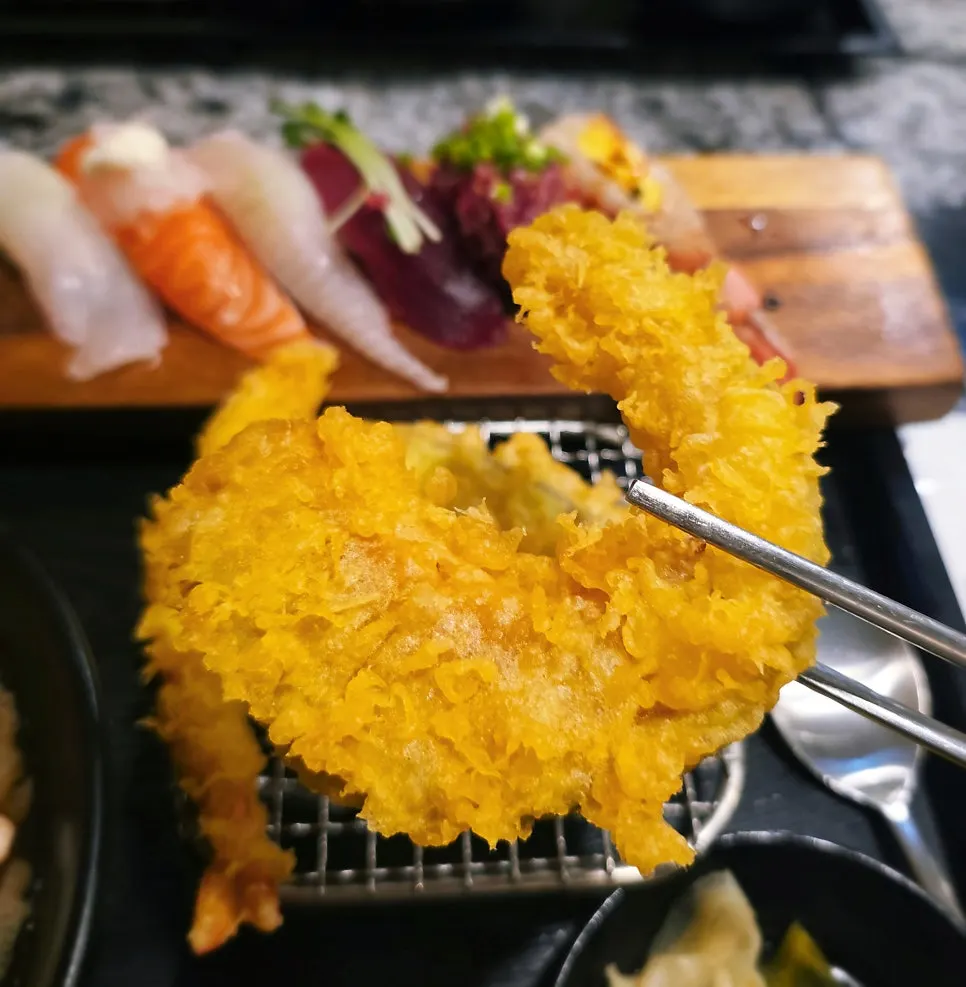 Three pieces of shrimp, pumpkin, and eggplant tempura
