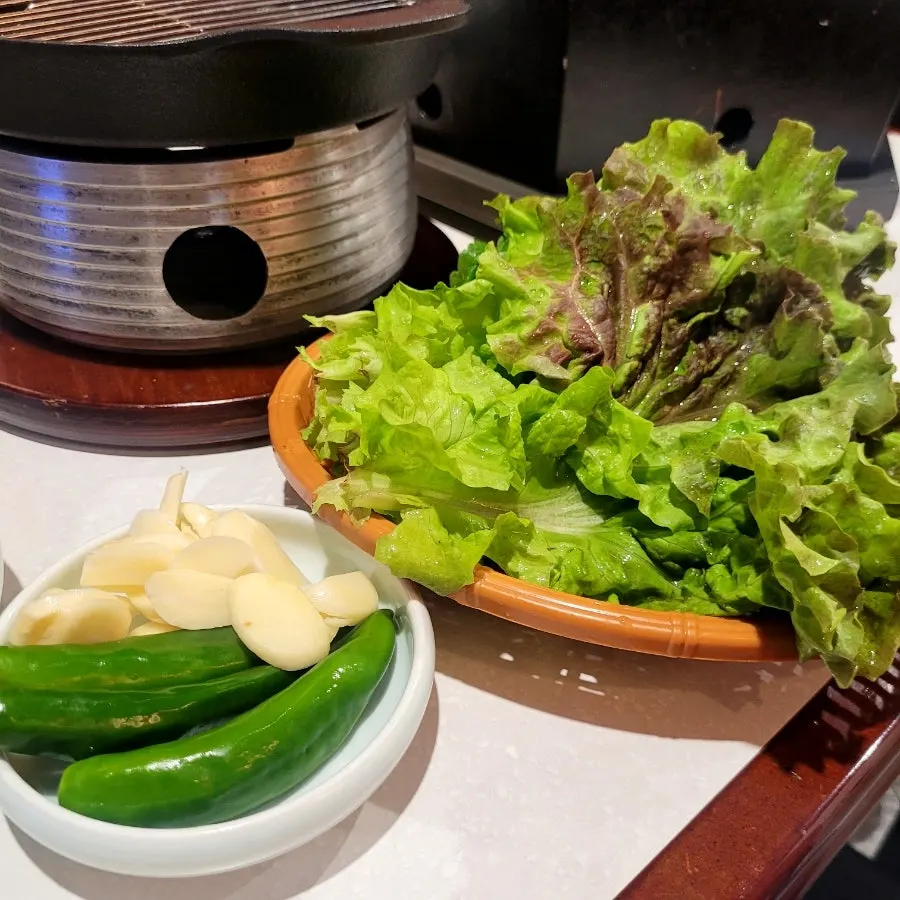 Seaweed, stem lettuce, and pickled chili pepper accompaniments