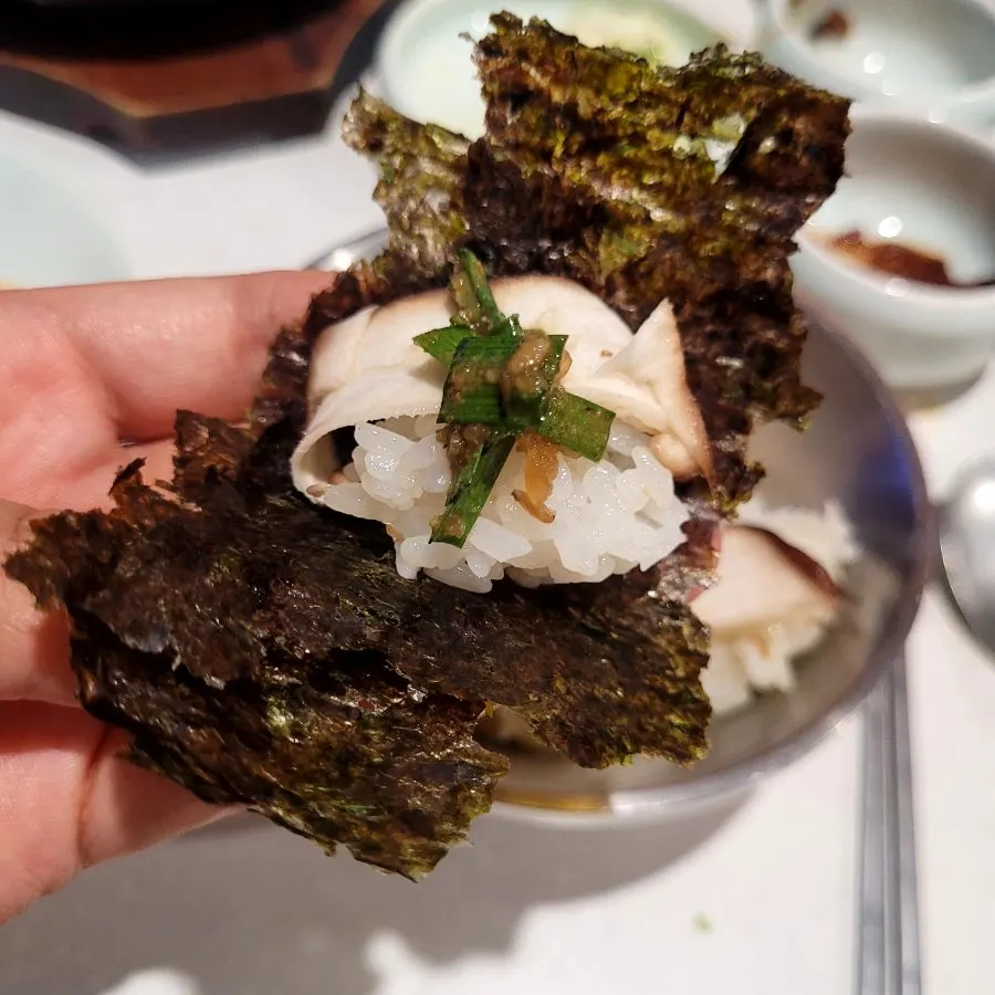 Buckwheat pot rice served with seaweed