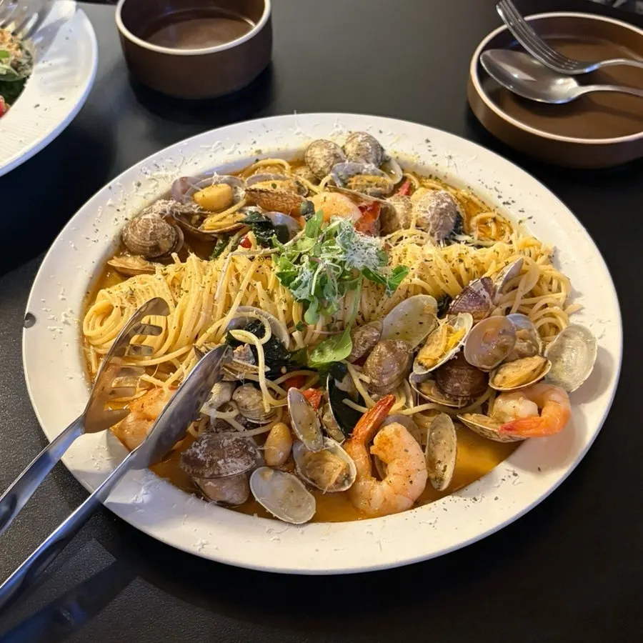 조개와 새우가 담긴 바닷마을 파스타