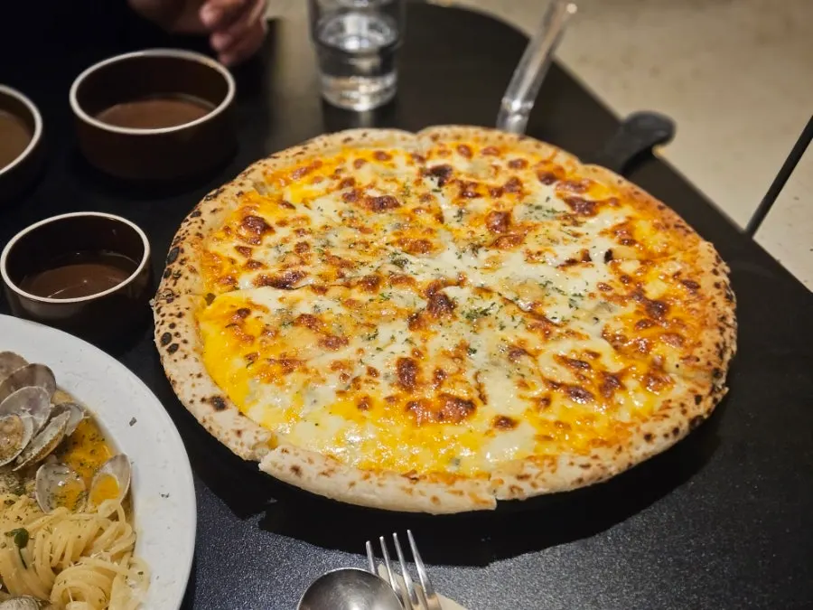 A whole gorgonzola pizza at Sasaenghwal