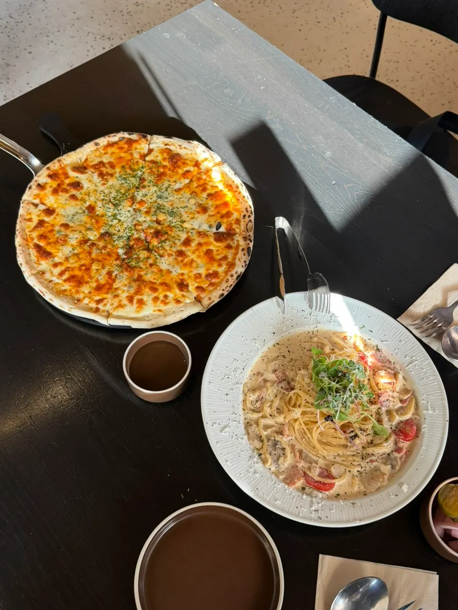 Quầy tự phục vụ với dưa chua và muỗng nĩa