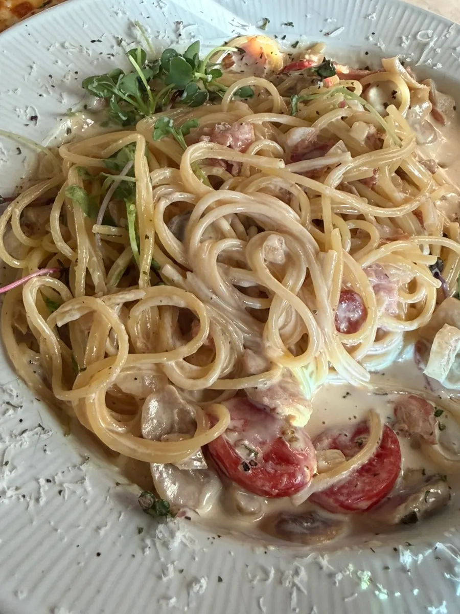 Pasta kem đầy bacon và nấm