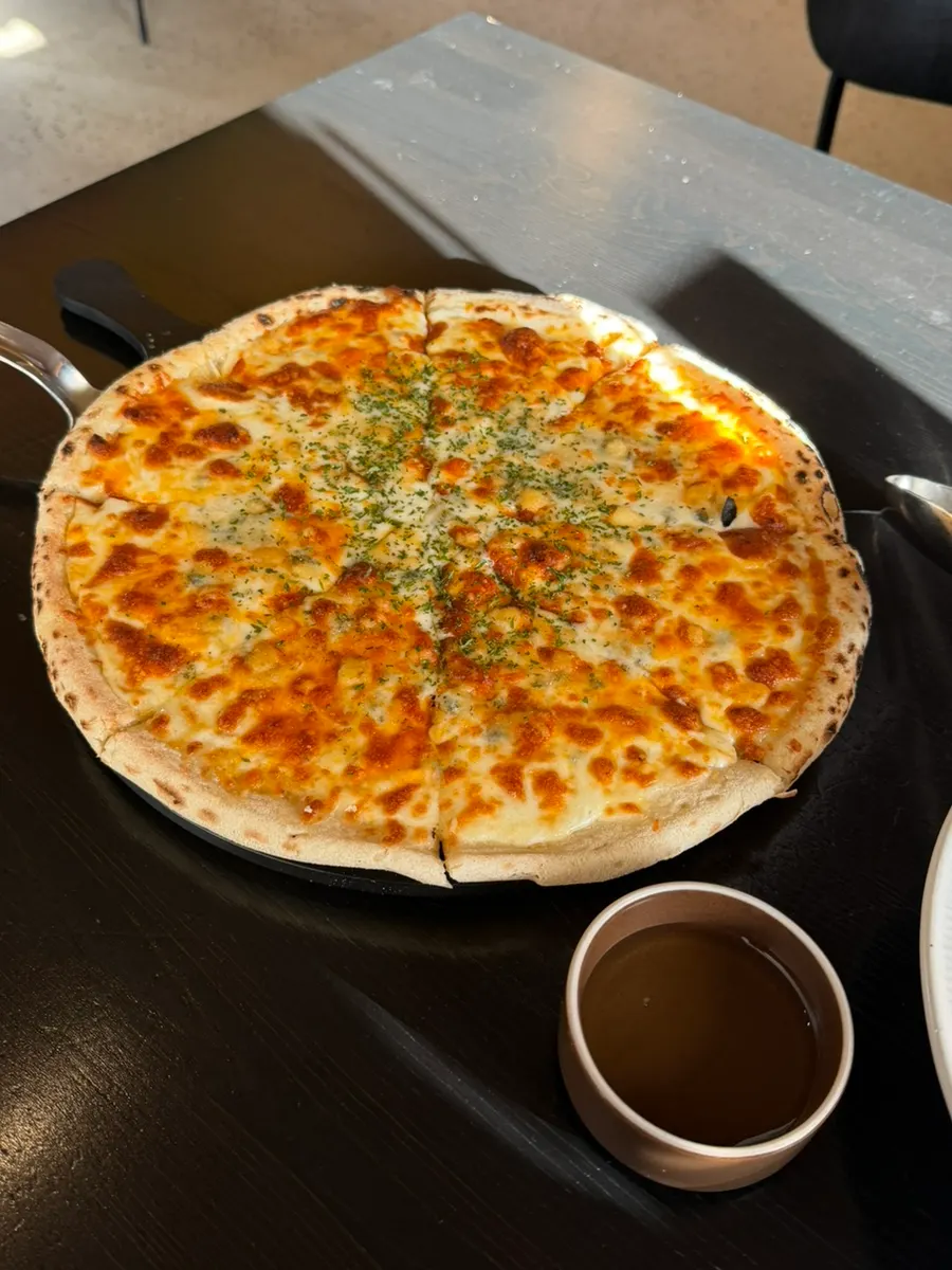 Pizza gorgonzola ăn kèm mật ong
