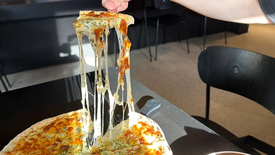 Phô mai kéo sợi của pizza gorgonzola