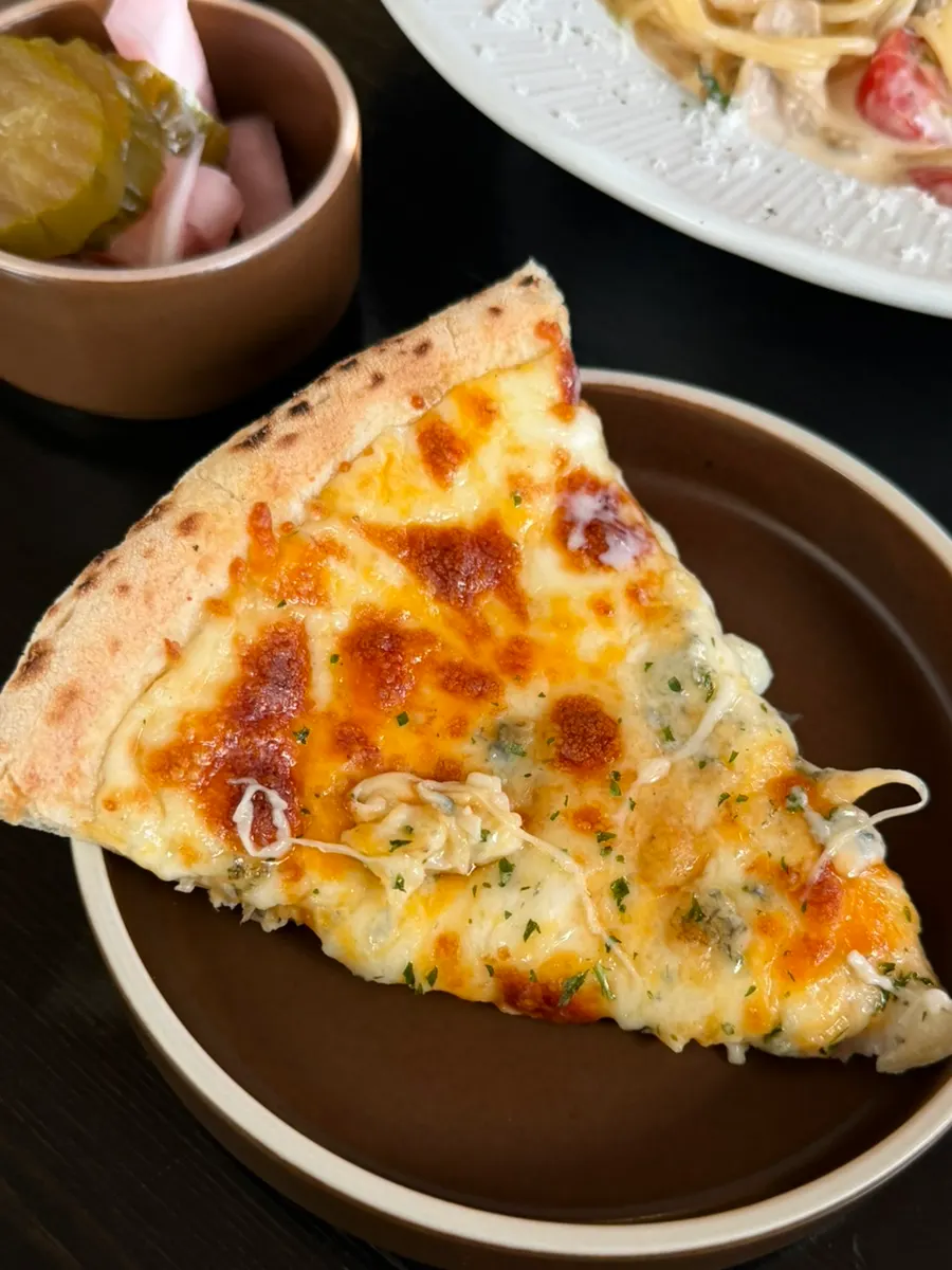 Pizza gorgonzola cắt thành 8 miếng