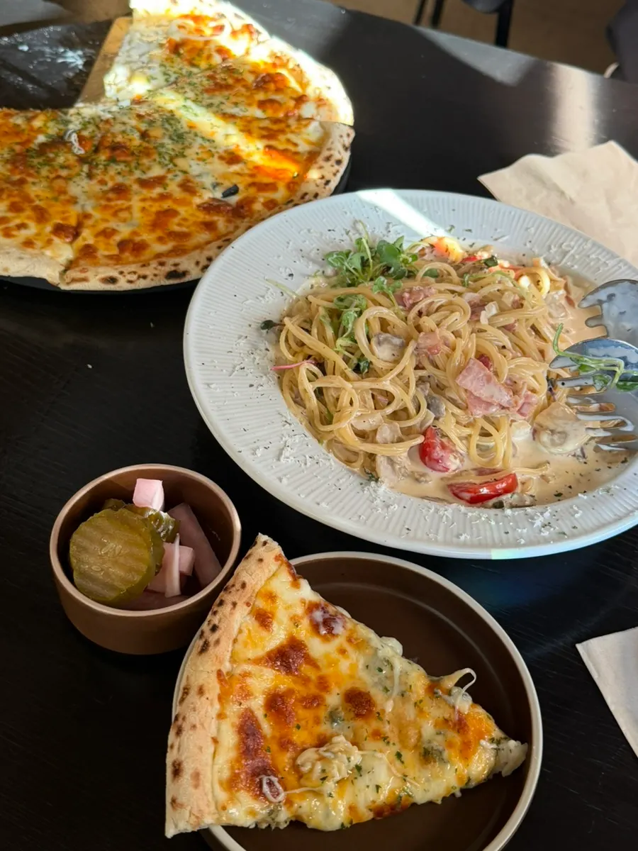 Miếng pizza tại bàn cạnh cửa sổ đón nắng