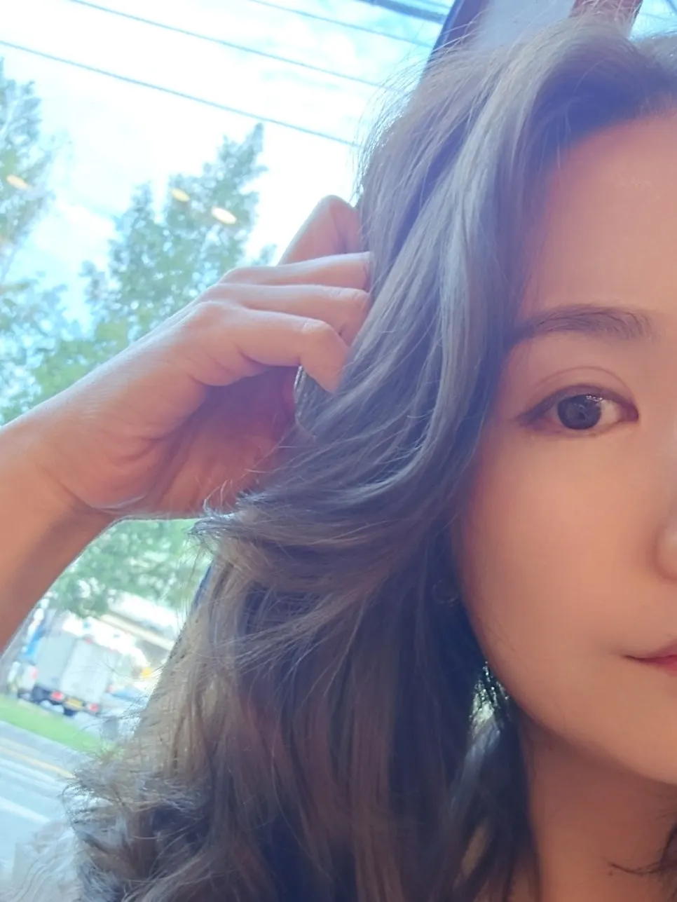조명 아래에서 본 애쉬브라운 컬러감