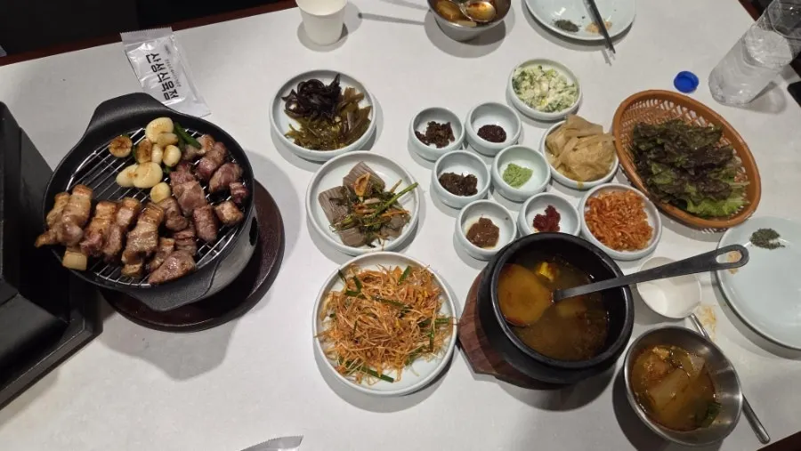 Staff-grilled pork belly table setting at Sanseong Meat Shop Dongnae Main Branch