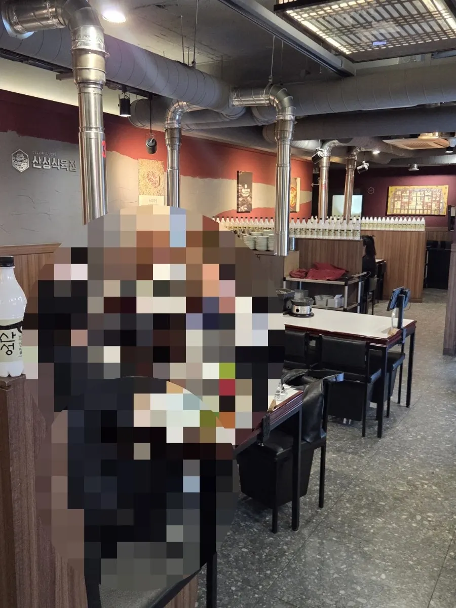Interior with ventilation equipment installed at each table