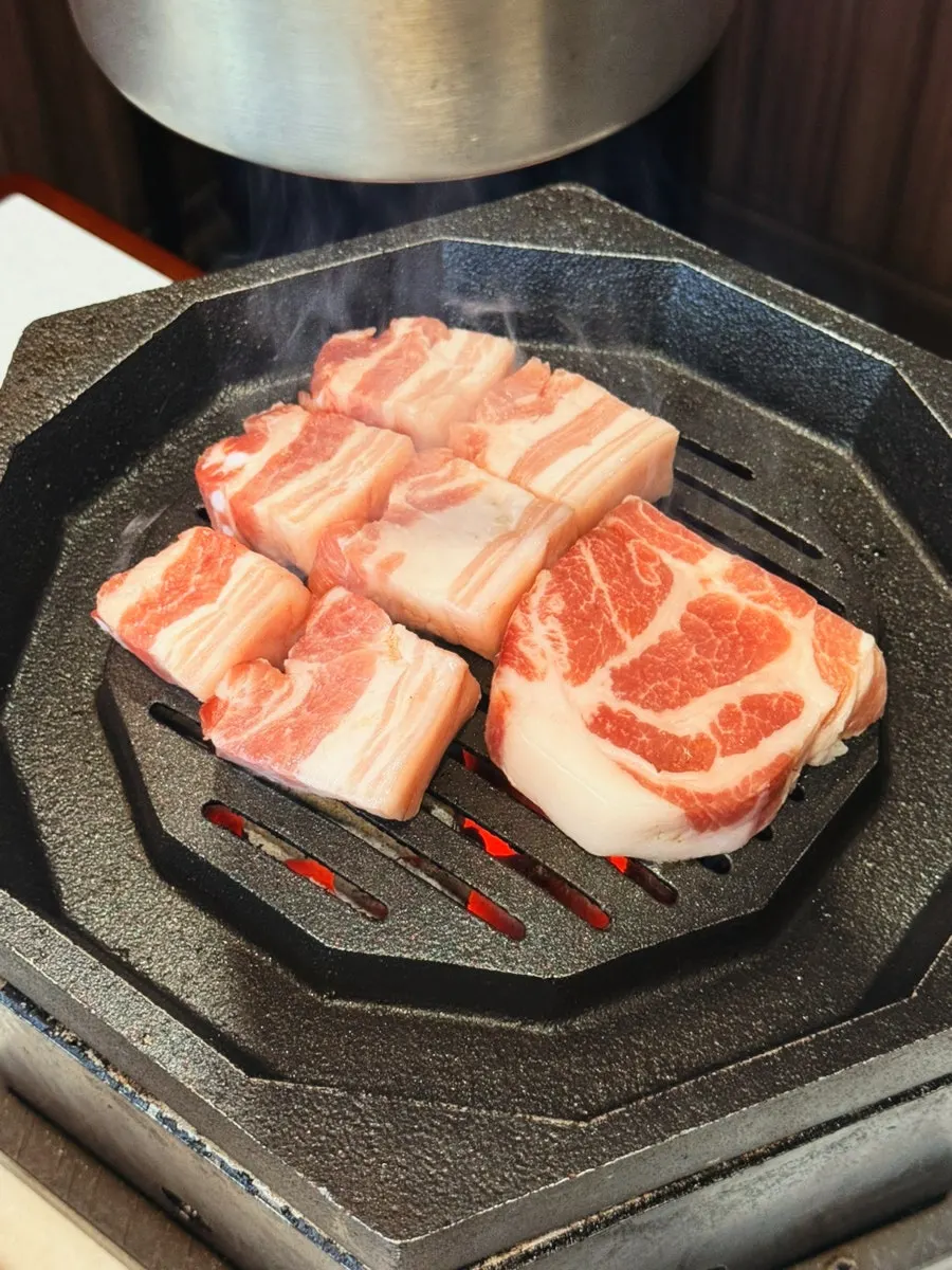 Cross-aged pork belly resembling LA-galbi bones
