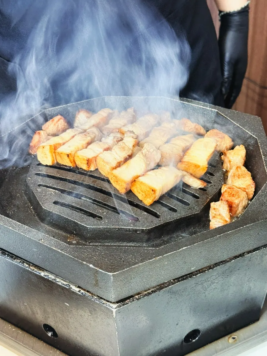 Staff member grilling the meat directly