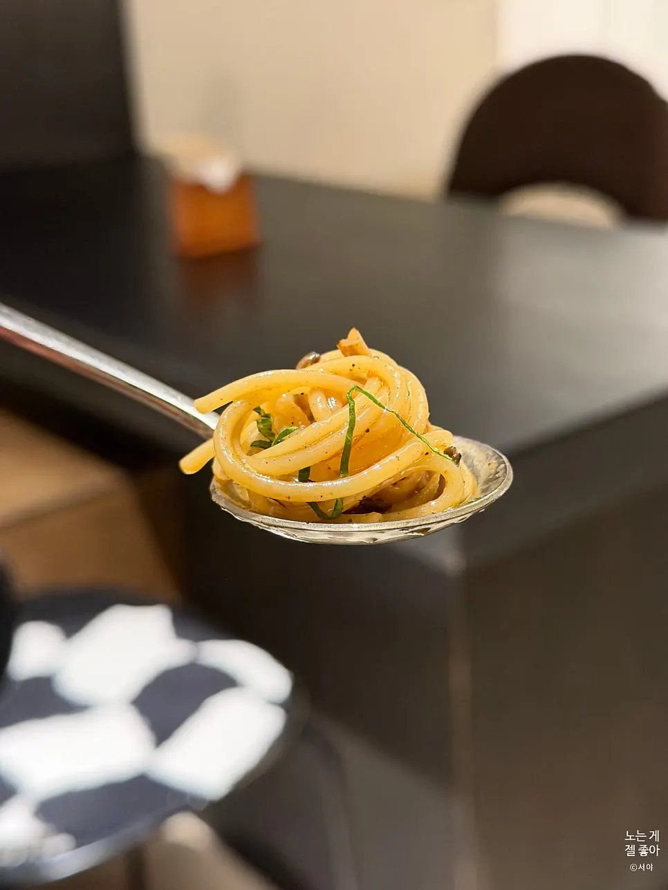 Sauce-coated noodles of the countryside oil pasta