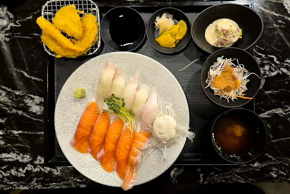 Salmon and flounder sushi set