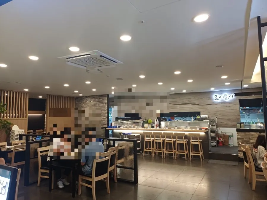 Moshi Moshi Sushi on the eighth floor of Lotte Department Store Dongnae Branch