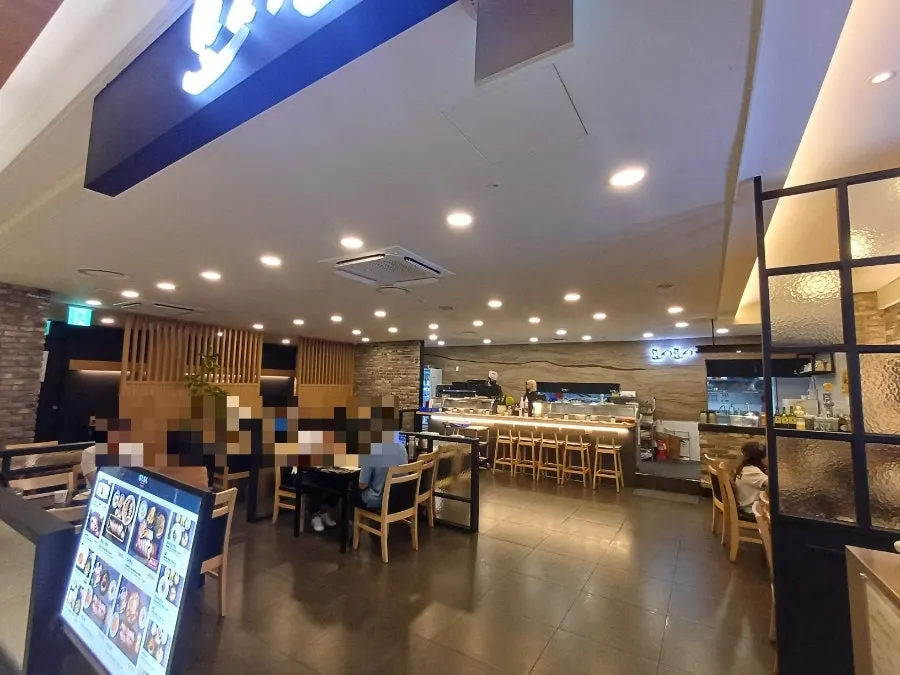 Lotte Department Store Dongnae Branch connected to Myeongnyun Station