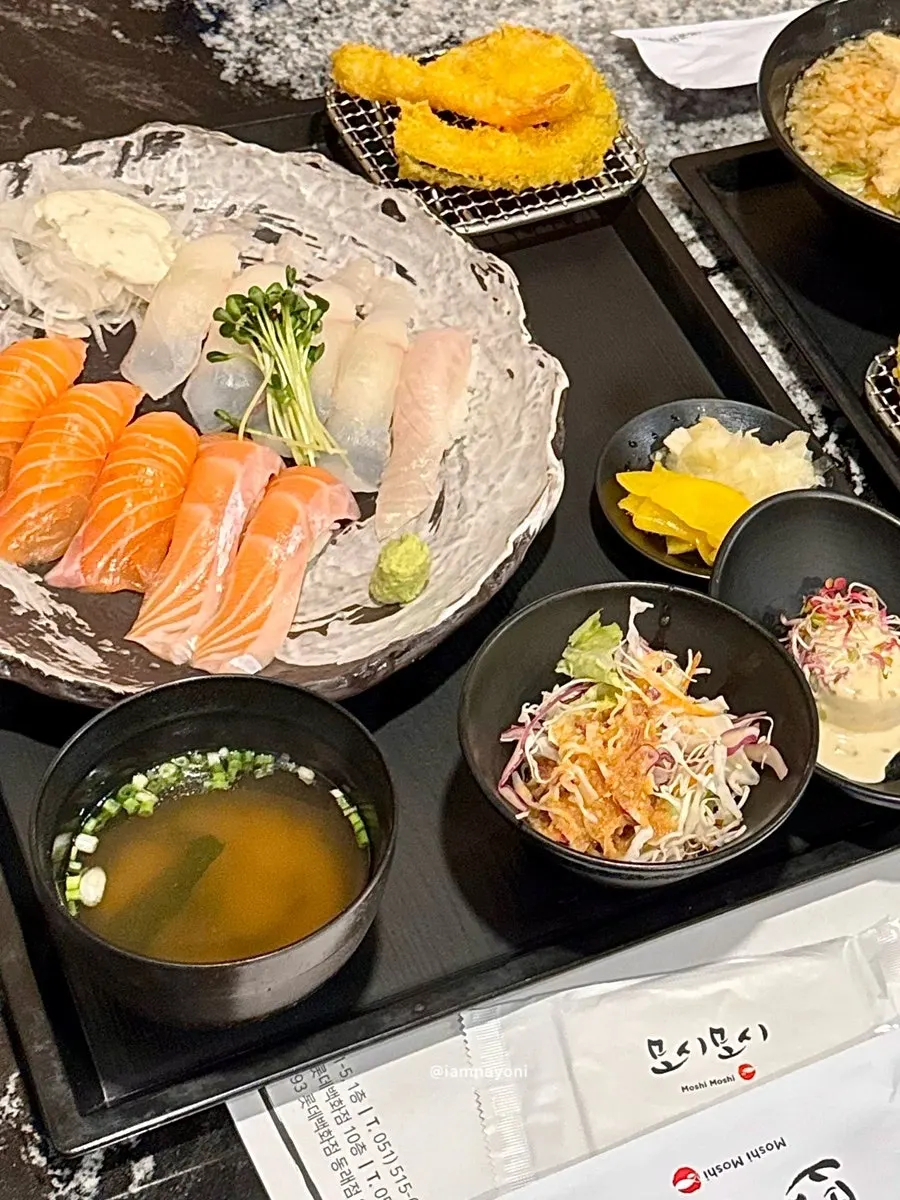 Flatfish and salmon sushi with tempura set