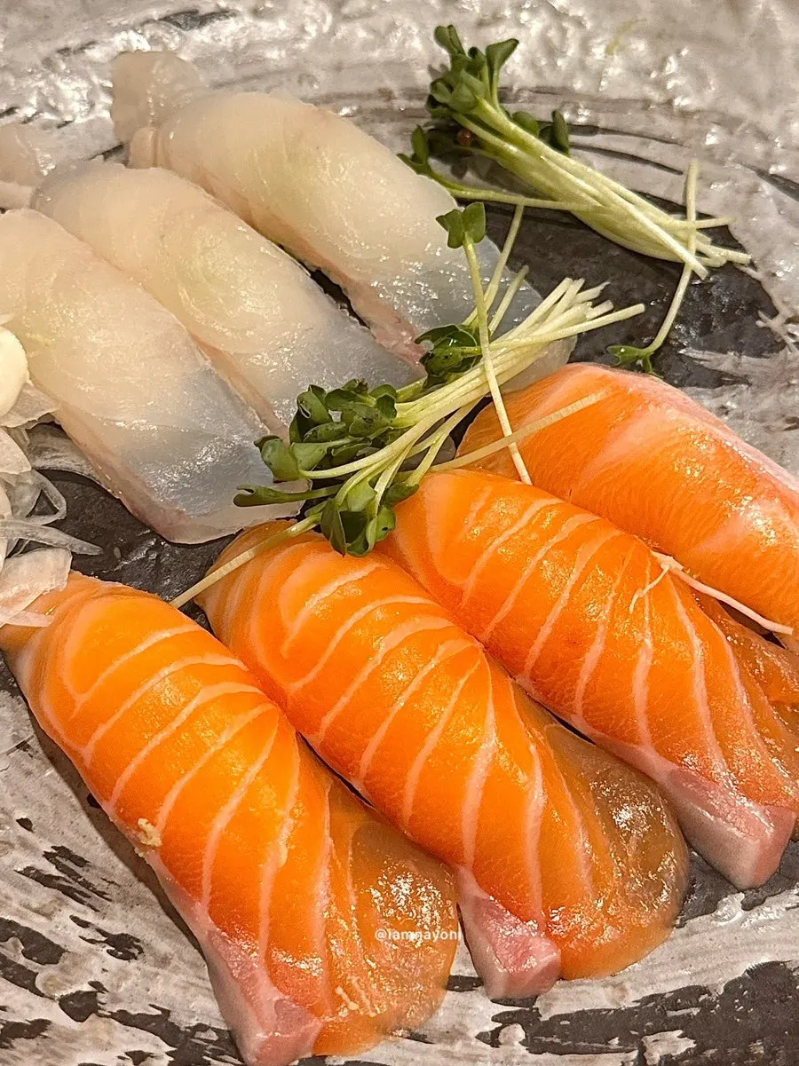 Ten pieces of flatfish and salmon sushi