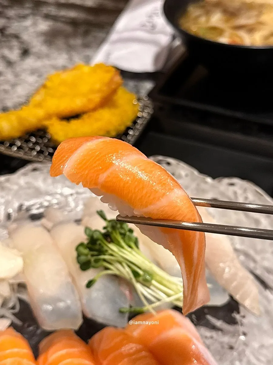 Thick-cut salmon and flatfish sushi