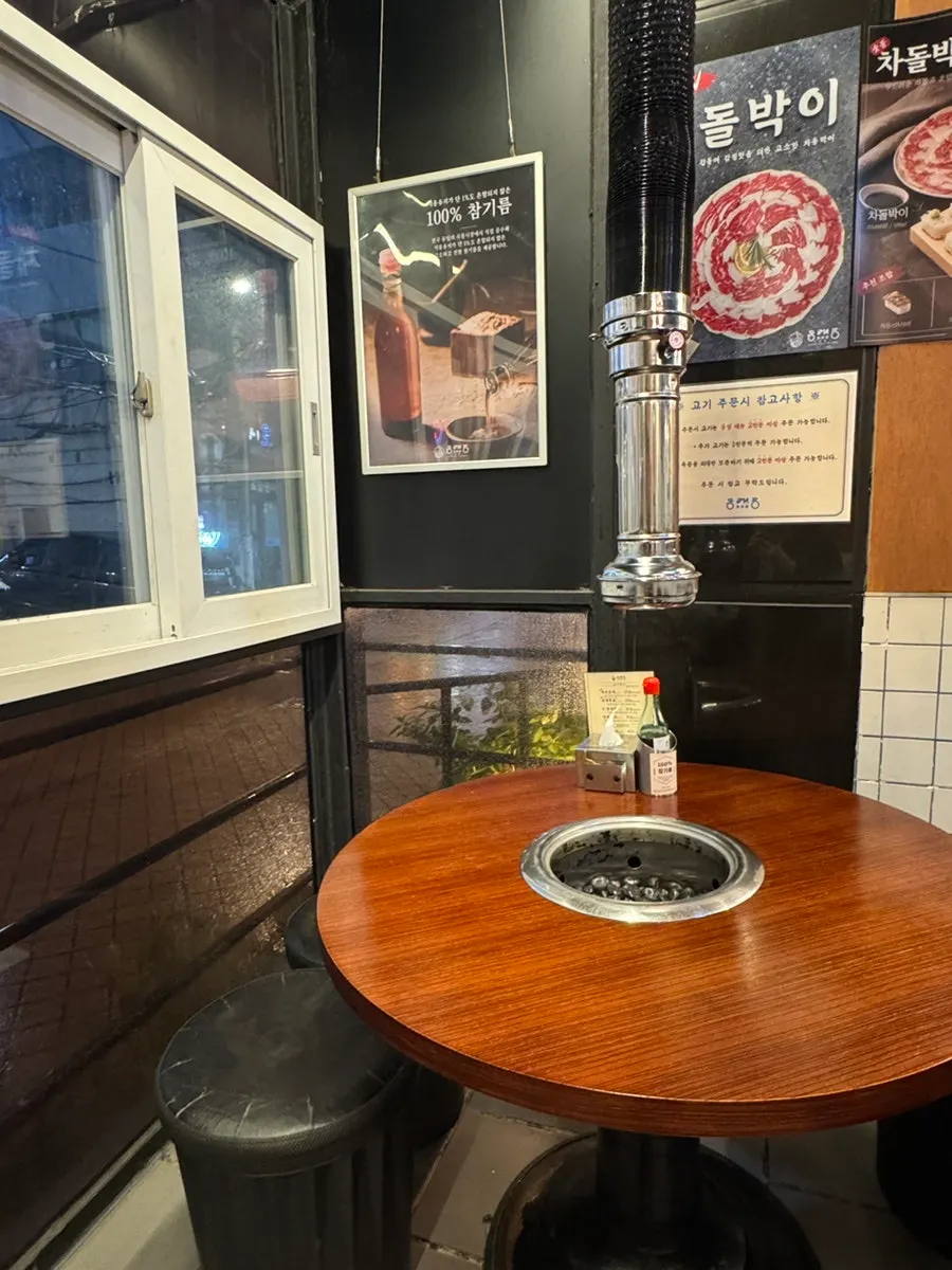 Round table seating inside Dongnaejeong Yeongdeungpo-gu Office Main Branch
