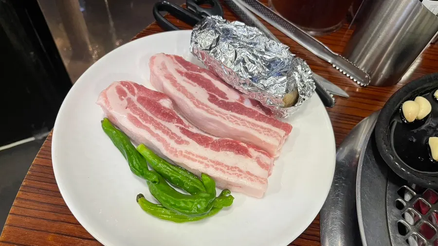 Golden-grilled 1+ grade whole pork belly