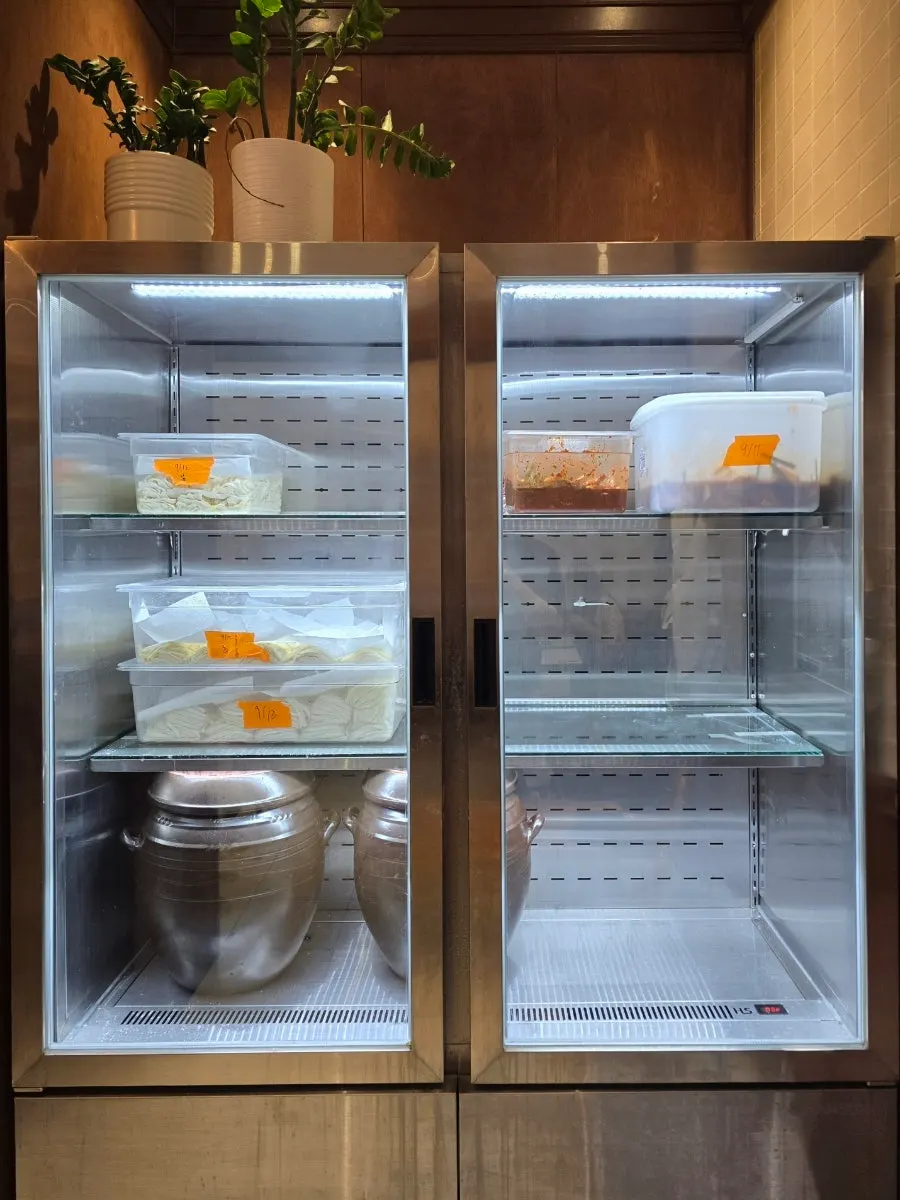 동곡제면 홀 테이블 내부 모습