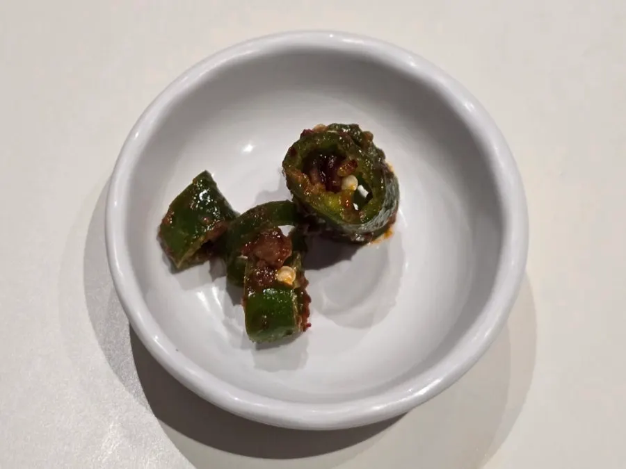 기본 밑반찬과 김치 세팅