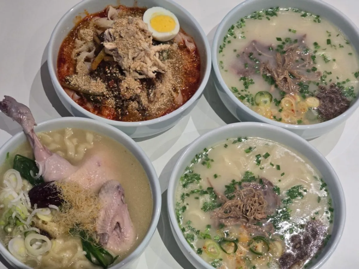 칼국수 네 그릇이 차려진 한 상