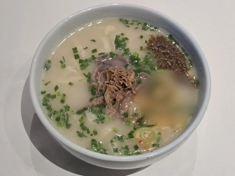 갓 조리되어 나온 칼국수 상차림
