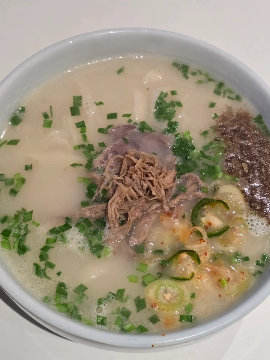 테이블에 놓인 칼국수 그릇