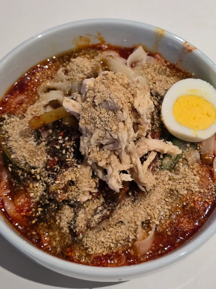 국물과 면을 함께 담은 모습