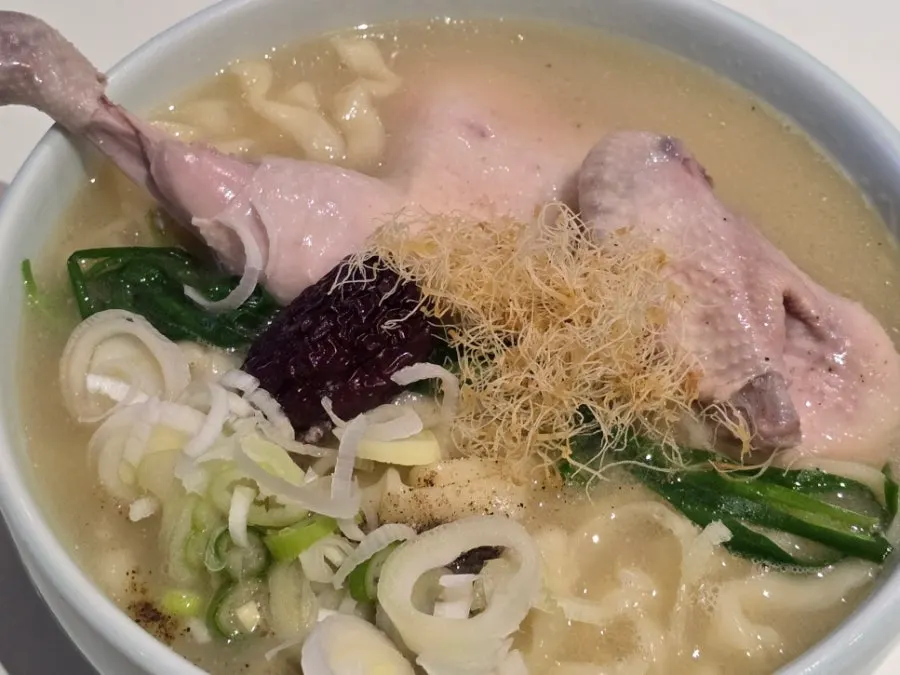 닭가슴살이 올라간 초계비빔칼국수