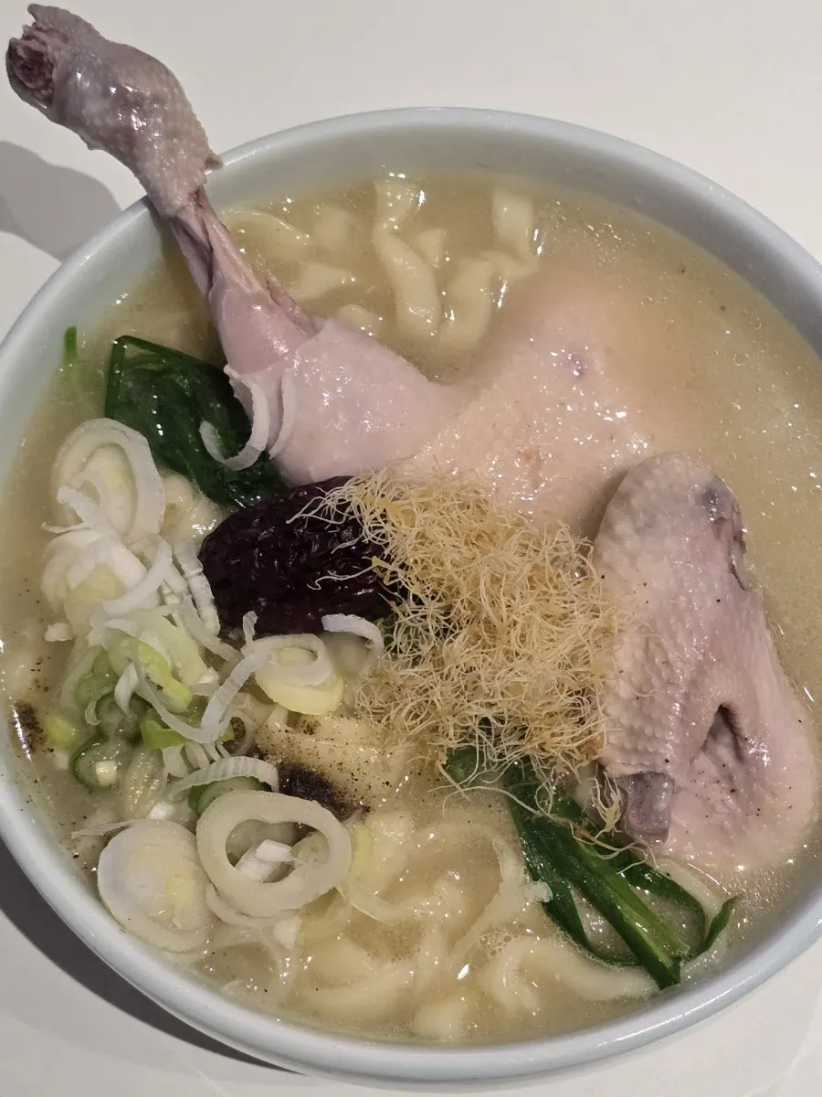 닭 반마리가 든 초농축닭칼국수