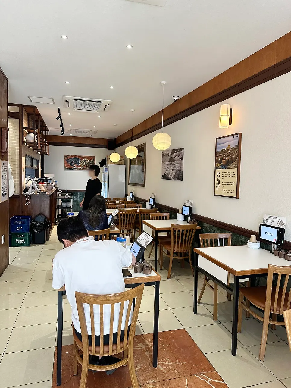 Clean table seating at Donggok Jemyeon