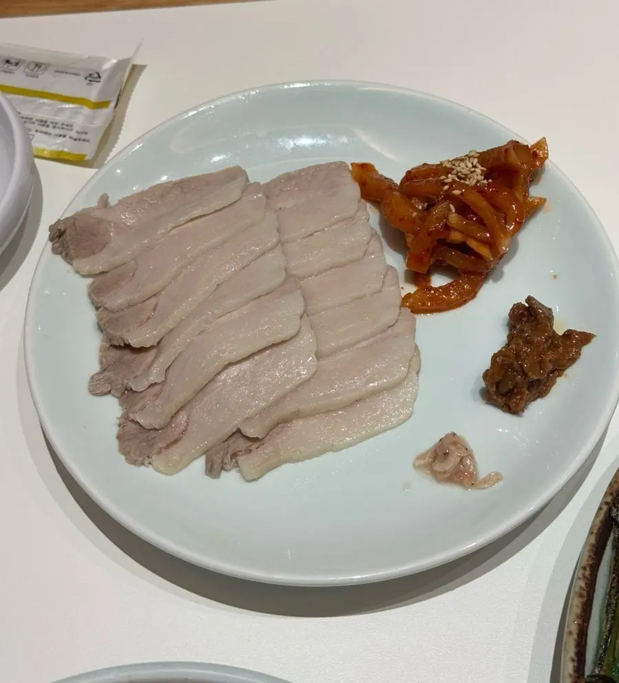 Gabrisal pork suyuk half plate at Donggok Jemyeon