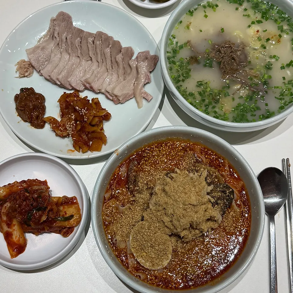 칼국수 두 그릇과 수육 반접시 한 상