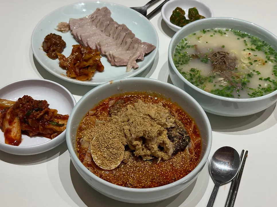 국물칼국수와 비빔칼국수 상차림