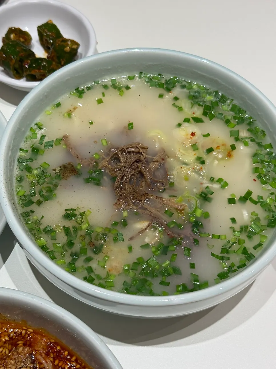 진한 사골 국물의 한우사골칼국수