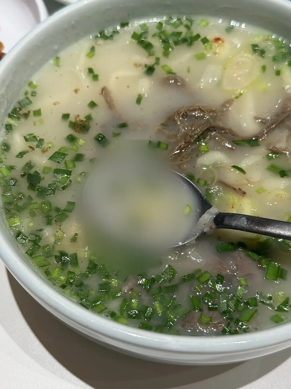 젓가락으로 건져 올린 칼국수 면