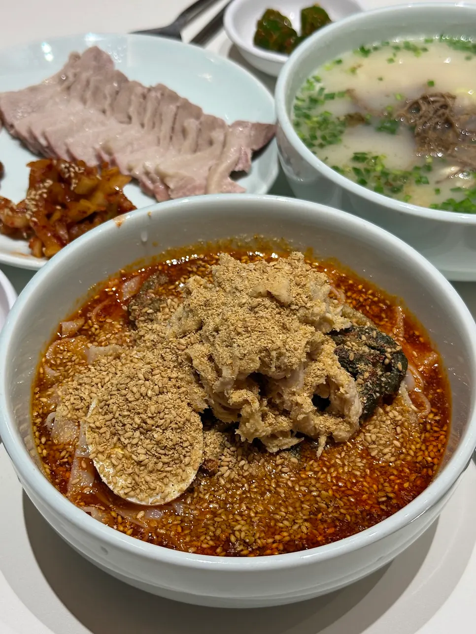 깨가 듬뿍 뿌려진 초계비빔칼국수