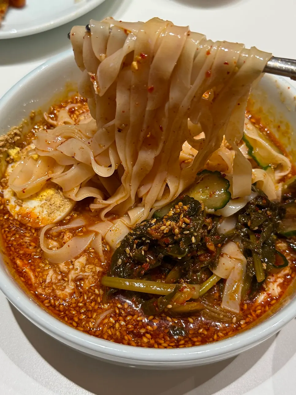 양념에 비빈 초계비빔칼국수