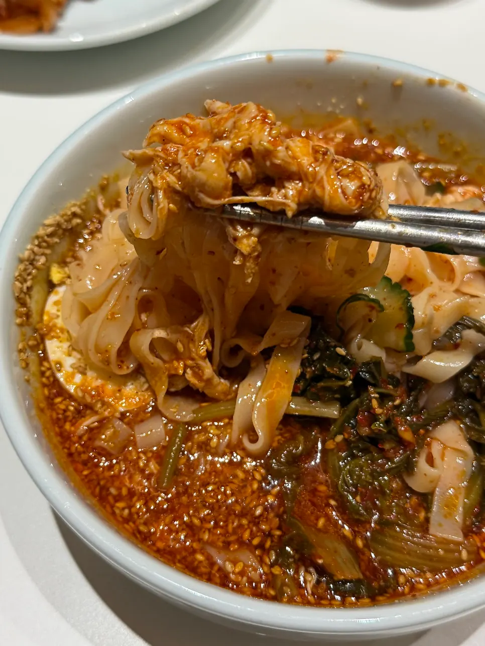 열무가 올라간 비빔칼국수 클로즈업
