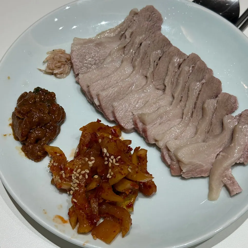 비빔칼국수와 반찬이 놓인 테이블