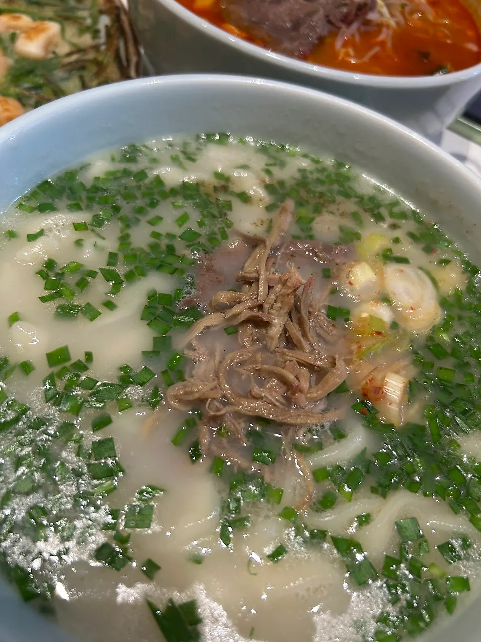 사골 국물의 칼국수 한 그릇