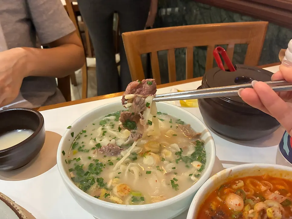 Yukgaejang kalguksu loaded with meat and green onion