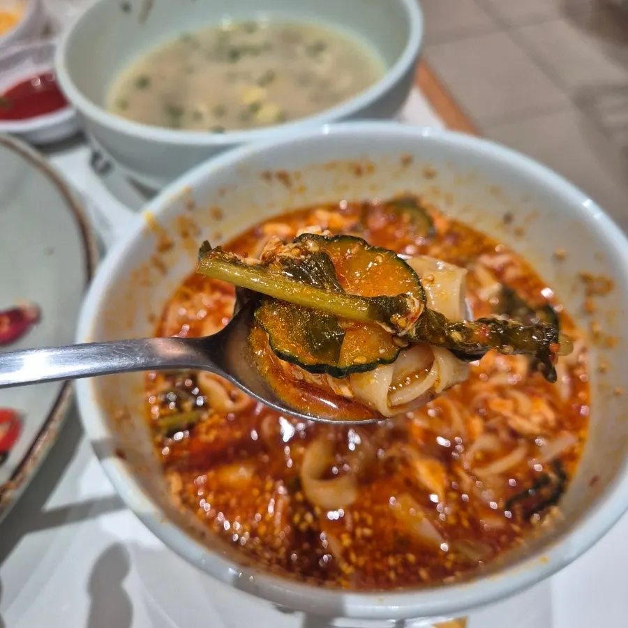 Noodles of chogye bibim kalguksu well-coated in sauce