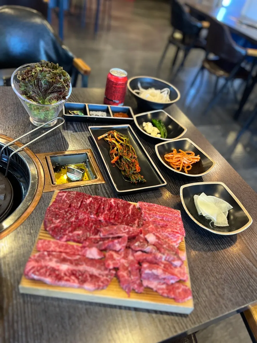 Table set with 500g of Sipnyeon Hanwoo and side dishes