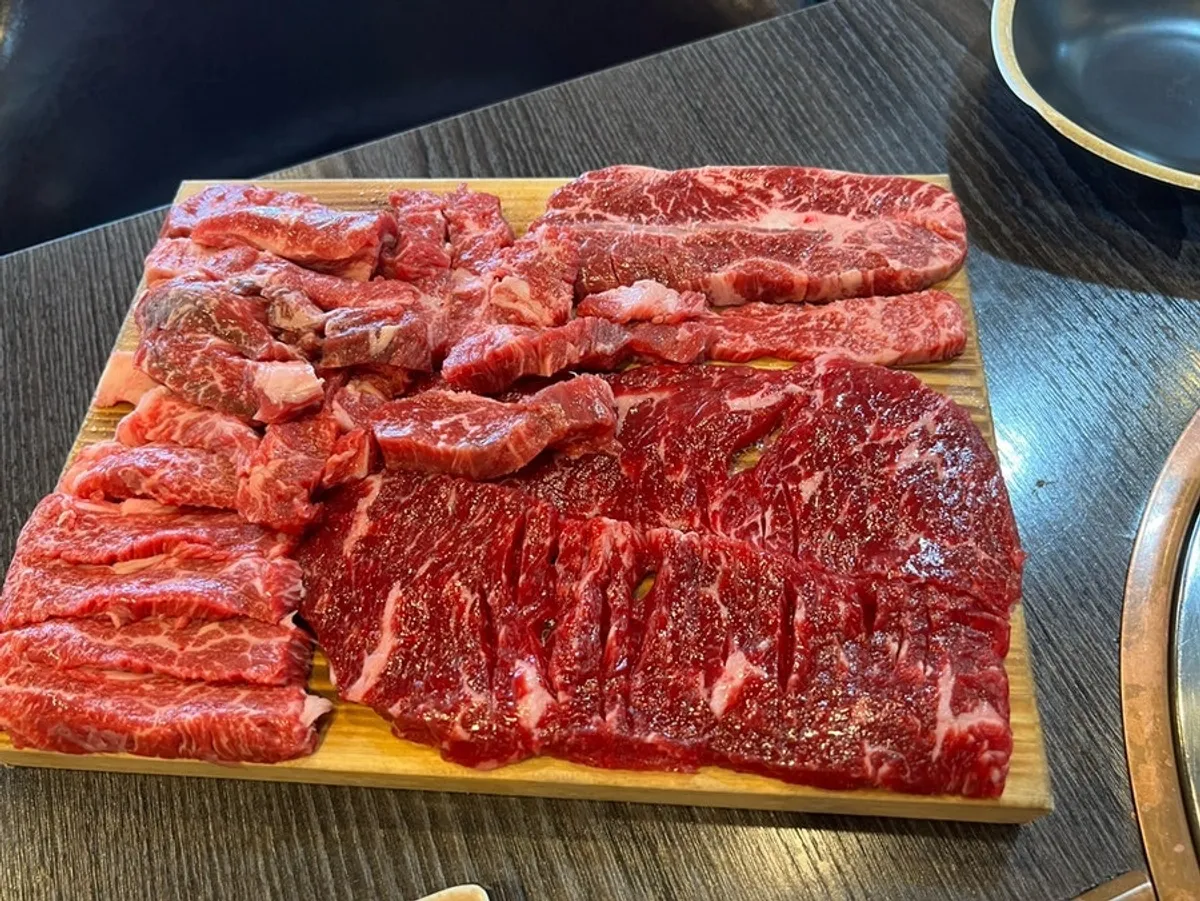 Plate of Sipnyeon Hanwoo 500g showing the marbling