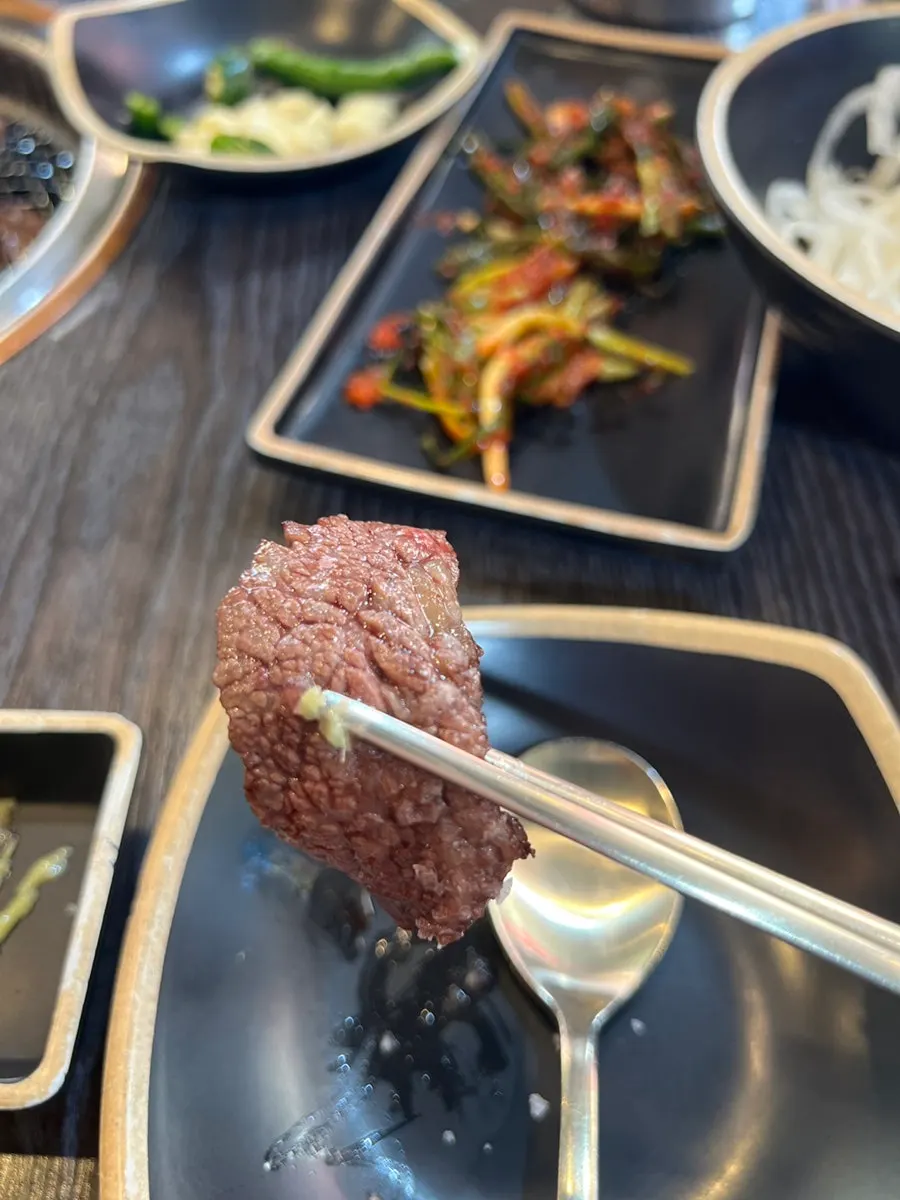 Picking up a perfectly cooked piece of hanwoo